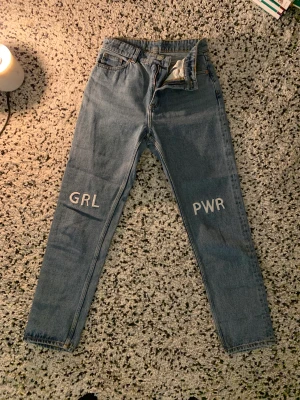 Monki jeans GRL PWR - Fraktar ej Lund