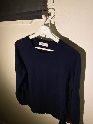 Uniforms For The Dedicated Sweater - Hej, säljer nu min väldigt sköna bomull och Kashmir sweatshirt. Den är i väldigt bra skick utan tecken på användning. Storlek Small och True To Size. Nypris runt 1500kr. Priset är inte hugget i sten. Hör av dig vid frågor.