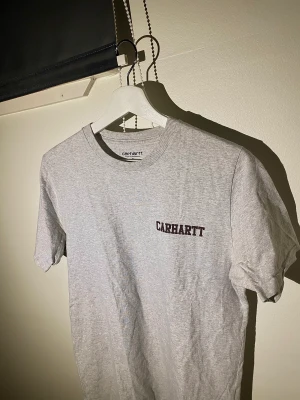 Carhartt Grå T-Shirt - Hej, säljer min Carhartt T-shirt. Den är i bra skick utan tecken på användning. Storlek Small och True To Size. Priset är inte hugget i sten. Hör av dig vid frågor.