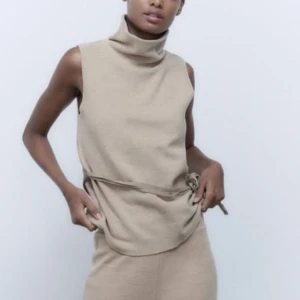 Topp - Finaste toppen från zara som inte kommit till användning då jag inte är bekväm i avklädda armar 🤍 