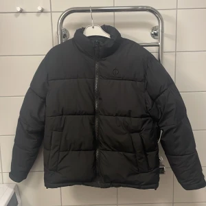 Puffig jacka - Varm och skön puffer jacket med krage. helt fel fri, näst intill oanvänd!