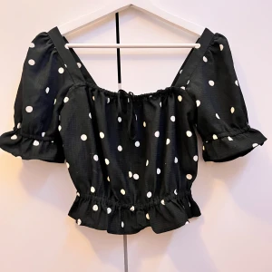 Söt topp - Jätte fin söt topp med prickar som man kan ha på axlarna men även off shoulder. Det är även ett resårband längre ner på tröjan och en volang längst ner.Storlek s men passar Xs. Köparen står för frakten!💕💕