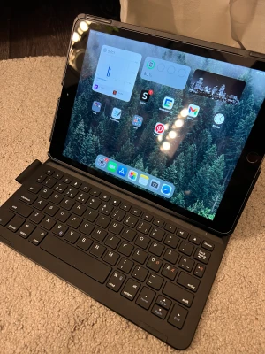 Tangentbord till Ipad - Säljer mitt tangentbord (Bluetooth) till min iPad då jag bara använder datorn när jag skriver. Köpt på Kjell och company för 500kr. Passar IPad 10,2, Pro 10,5 och Air 2019. Ena hörnet är sprucken. Skriv för fler bilder och information! 