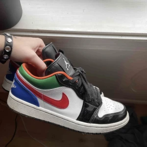 Jordans  - White/hyper royal/ university red/ pine green. Air Jordan 1 low. Original kartong Finns kvar om man vill ha den. 