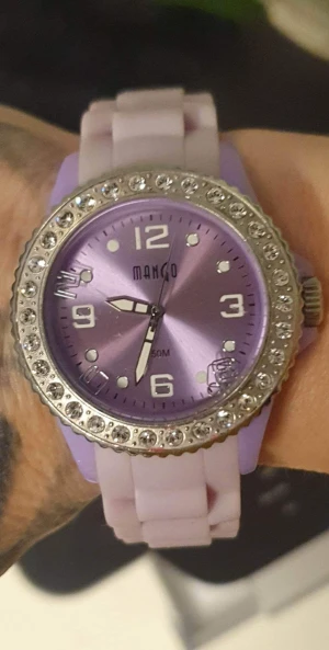 *Läs annons* Armbandsur Mango - Klocka i härlig färg,supert skick.          MÅSTE BYTA BATTERI därav priset. Flera bilder fås om du vill, samt att du får 14dagar ångerrätt OM funktionsfel! Nypris 859kr  
