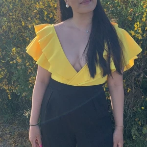 Gul Body - Säljer nu denna gula bodyn från Gina Tricot. Passar till både byxor och kjol. Storlek M. Nypris 299kr, säljs nu för 60kr. Fraktas på köparens bekostnad