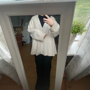 Kofta - Jättefin beige/vit kofta ifrån H&M  Mjuk och skönt material.  Hör av dig vid intresse 🤍