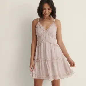 Söt klänning från Na-KD Dragkedja på sidan Aldirg använd Köpt för 399kr säljer för 150kr