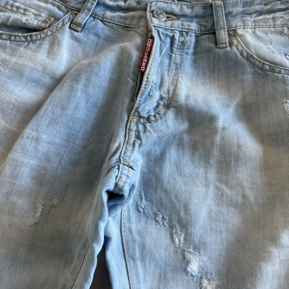 Ljusa dsquared jeans, (den versionen som är lite mer loose fit) denna modellen går inte längre att hitta.  Storlek: 48 Cond: 8.5/10 Medföljer: endast byxorna Retail: ca 4500kr BIN: 2799kr + frakt. Jeans & Byxor.