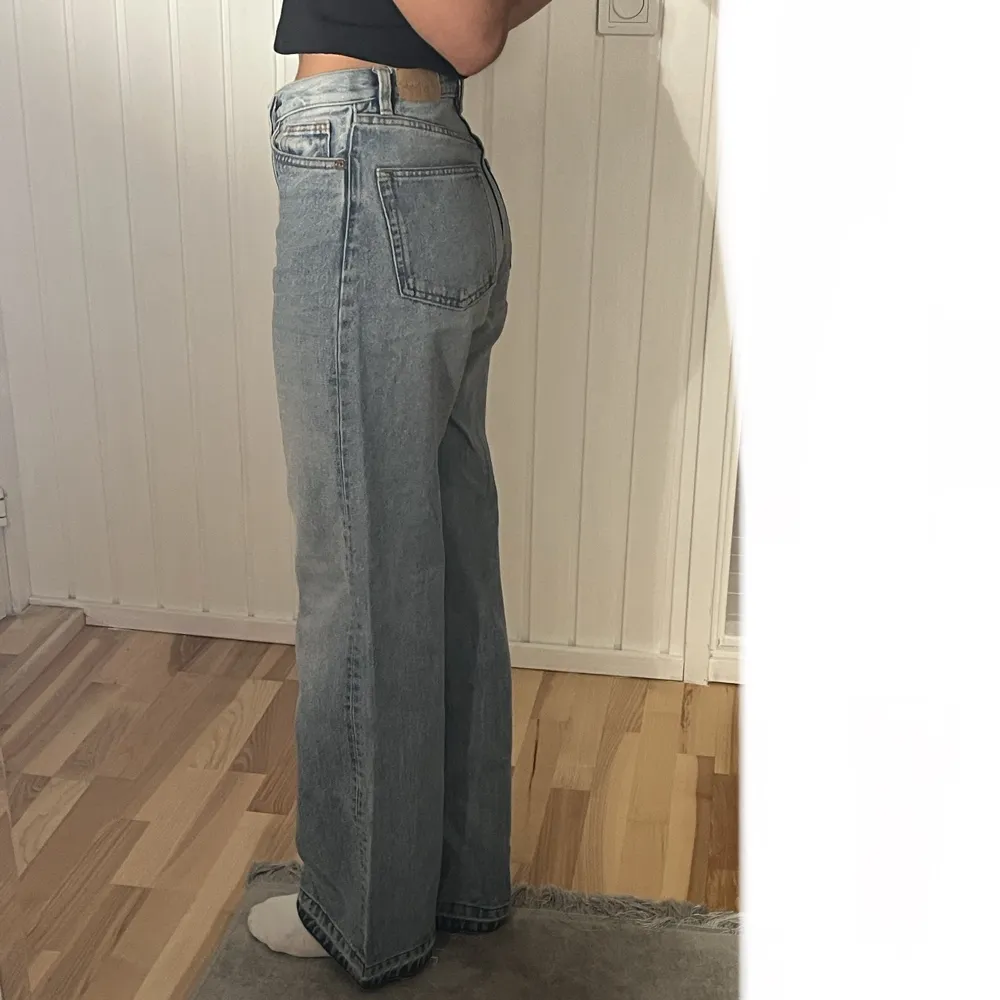 Superfina midrise jeans, köpta för några år sedan på monki🤍bra längd på mig som är 169cm, knappt använda . Jeans & Byxor.