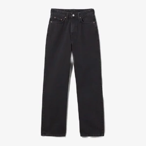 Rowe extra high straight jeans - Rowe extra high straight jeans i storlek 29/32. Nypris 500kr. Köpta här på Plick men för stora på mig då förra säljaren angav fel storlek. Där av kan jag inte heller säga hur mycket använda de är men dem är i fint skick. Inga skador eller fläckar. Vilken färg de är i är jag osäker på. Gissningsvis echo black eller washed black. Köparen står för frakten. 