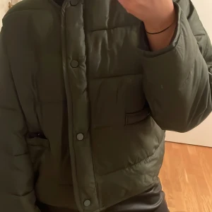 Zara jacka  - Grön zara jacka. Aldrig använd!!