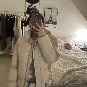 Puffjacka  - En beige puffjacka från Nelly. Inga skador, eller dålig lukt. Är i bra skick och knappt använd. Storlek 34