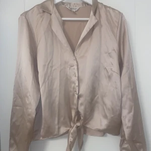 silkesblus - jättefin dammrosa silkes blus bara använd 1 gång tidigare💗