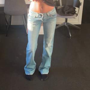 💞(Sålda)💞Ett par snygga lågmidjade jeans som är utsvängda ner till, dom är från only jeans i storlek 26, helt slutsålda!!, jag är 1,64 !! dom har inga defekter !!( skriv för bättre bilder) 💞