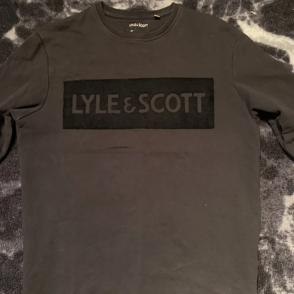 Säljer min LYLE & SCOTT sweatshirt som är storlek S. Använd få tal gånger men är nytvättad och ser bra ut i skick.. Hoodies.