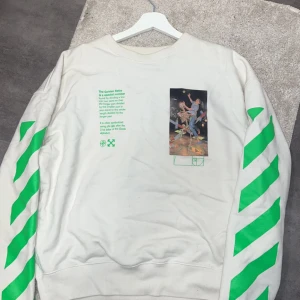 Off-White tröja strl S - Riktigt skön och snygg Off-white tröja köpt från Farfetch till salu. Långa ärmar, passar inte riktigt mig så därför säljes till billigt pris. Skick 9/10