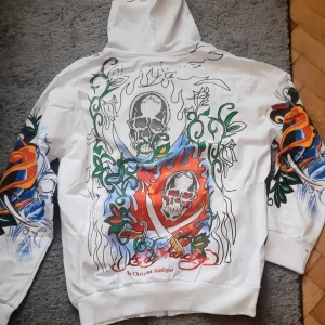 Edhardy Zip Hoodie - Fet Edhardy hoodie med zip.  Perfekt skick, använd 2 gånger. Strl XL Längd: 70  Sher: 57 Ärmlängd: 71