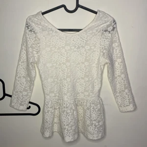 Kids White Wedding shirt - Vacker i vitt inga omsydda eller något på yttersidan men kontakta mig för mer om insidan