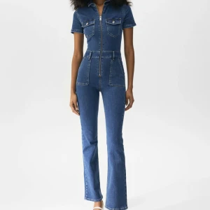 Byxdress  - Säljer denna populära byxdress från pull&bear. I storlek L men sitter som en s. Väldigt strechig i materialet. Använd 1 gång och kommer inte till användning mer