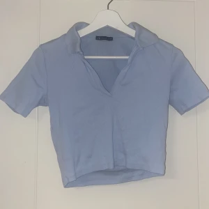 zara topp - gullig ljusblå topp från zara, knappt använd💙