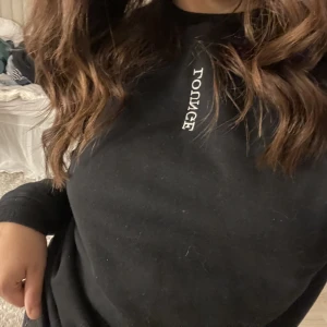 LOUNGE sweat - Säljer min sweatshirt från lounge då den inte kommer t användning! använd 1 ggn. Nypris 500kr😊strlk:xs (passar S)