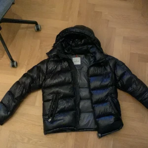 Monccler Jacka - Lätt använd fint skick och skit snygg 