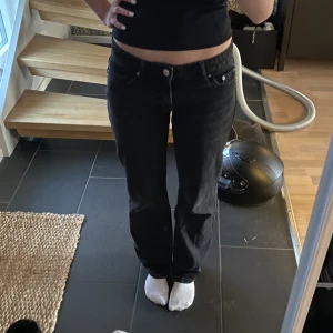 Lågmidjade jeans - Lågmidjade jeans från weekday i modellen arrow low. Dom är sparsamt använda och i fint skick. Storleken är W24 L30 och de är bra längd för mig som är ca 160cm💗