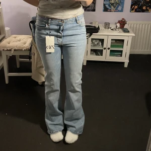Zara bootcut jeans - Helt nya zara jeans endast testade, midrise bootcut. Storlek 40 men passar mig som vanligtvis har 36/38
