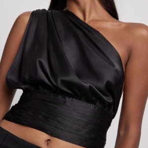 Svart topp från Asos - Säljer denna finingen som aldrig är använd! Från asos. Passar både 36 och 38🥰