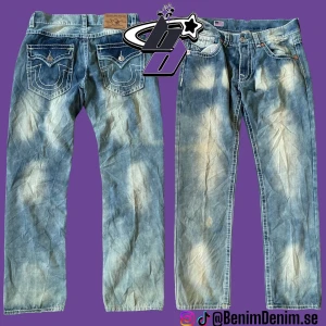 true religion jeans - sjuka blekta true religion jeans me snaps passform,  modellen är 180cm🖤 midja rakt över, 44cm🖤 innerben, 86cm🖤 ytterben, 111cm🖤PRISET ÄR INTE FAST‼️ 