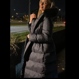 Lilly jacka - Jag säljer denna din jackan från FURSTOCKHOLM då den inte passade mig, helt oanvänd. Det är äkta päls. Orginalpriset är 2800kr, jag säljer den för 2000kr