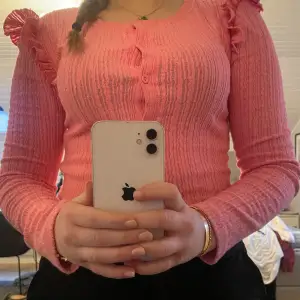 En rosa tröja från zara med volanger 