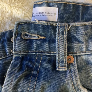 Zara jeans  - Säljer dessa midrise jeans från zara då de är förstora, knappt använda o är i fint skick❣️