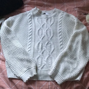 Stickat tröja  - Säljer denna stickad tröja pga att den inte passar min klädstil så jag vill bli av med den blev användnad några gånger .Endast Swish☺️