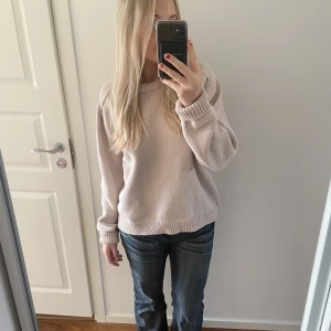 Stickad tröja - Såååå snygg lite grövre stickad tröja från Carin wester. Älskar att ha denna på sommaren och vintern. Färgen är så fin och passar till mycket❤️ den är i storlek L och sitter lite oversize på mig❤️