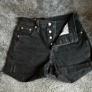 Levis 501 shorts - Kollar intresset för mina svarta 501 Levis denim shorts som är i nyskick. Säljer endast för bra bud då nypriset var runt 800 kr. Skriv för fler bilder!