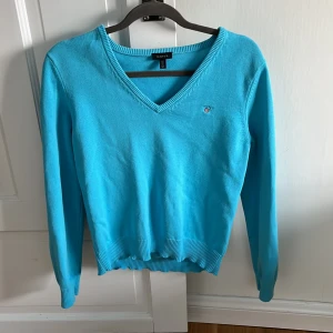 Blå v-ringad tröja, Gant - Nästan helt oanvänt v-ringad tröja från Gant. Stroleken är L men den passar mig som vanligtvis använder small😊
