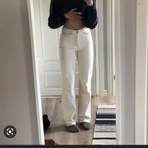 Bikbok jeans - Säljer nu mina jättefina beiga bikbok jeans! Knappt använda och jättefint skick! Köpte dem för 600kr och säljer nu för 400kr! 💗köparen står för frakten. 💋 (Lånad bild)