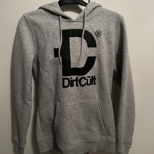 Dirtcult hoodie  - Grå dirtcult hoodie i fint skick, de är en storlek L men jag skulle säga att  den är mer som en s/m. Skriv för frågor eller fler bilder💞💞