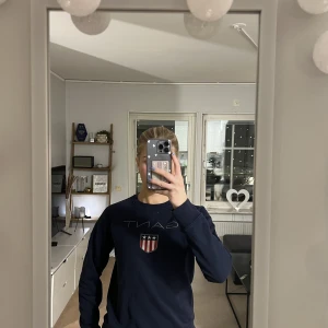 Gant tröja - Jag säljer en marinblå Gant tröja! Den är i väldigt fint skick då jag inte använt det många gånger.  Hör av er vad ni kan tänka er för pris, från 99kr. (Köparen står för frakt själv)  Står att den är i storlek 158/164 cm men mer som XS. 