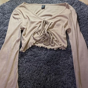 Beige knyt topp - Knappt använd topp. Två knytningar. Loose arm. Jättesnygg💕