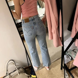 Levis jeans  - Jag säljer ett par jenas från Levis i modeller ribcage straight!  De är i storlek 25 och är i fint skick!  Hör av er vad ni kan tänka er för pris, från 150kr.  (Köparen står för frakt själv)