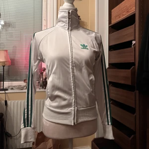 zip up - adidas zip up passar alla kön så cool men får ingen användning!