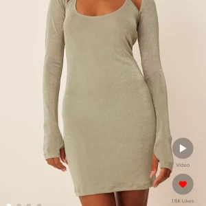  Supersnygg klänning i strl xs - Endast använd 1 gång och säljer då den är för liten. Kontakta för fler bilder 120 kr inkl frakt❤️