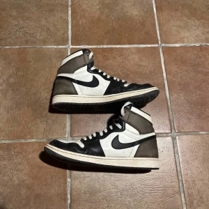 Air Jordan 1 Retro OG Dark - Nike Air Jordan 1 Retro OG Dark aka jordan 1 mocha Använda box finns (skadad) Skriv för fler bilder