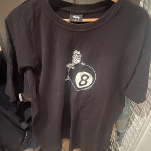 Stussy T-shirt storlek XL - Stussy T-shirt storlek XL, bra skick, ingen cracking på trycket, använd några gånger 