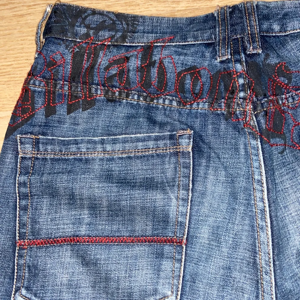 Snygga Billabong shorts med röda märken, köpte härifrån fast säljer pga för stora, första bilden är lånad från förra annonsen . Shorts.