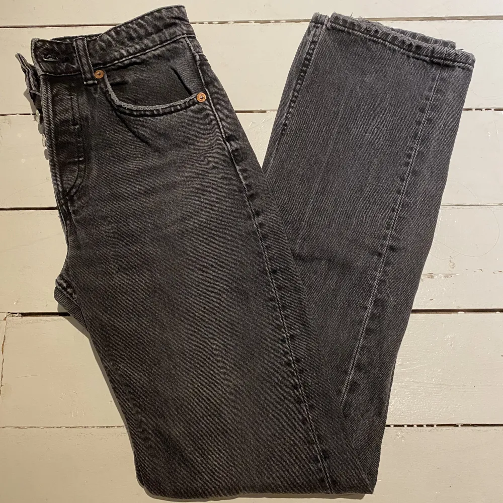 Säljer dessa populära och skitsnygga svarta zara jeans straight, mid rise, full length. Använda några gånger och i väldigt bra skick. Säljer på grund av att de inte används längre. Nypris 359kr ❤️❤️❤️  Frakt på ingår ej🥰. Jeans & Byxor.