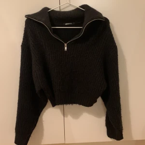 svart stickad tröja - fin tröja från Gina i stickat material🤍 i storlek S